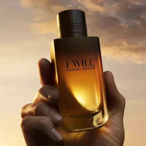 Armani I Will EDP muski parfem toptaurus.rs Giorgio Armani I WILL EDP muški parfem inspirisan snagom, samopouzdanjem i modernom elegancijom, slika u ruci muskarca