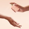 Armani Si Nude Bloom EDP zenski parfem toptaurus.rs 1 Armani Sì Nude Bloom EDP ženski parfem inspirisan ženstvenošću, elegancijom i senzualnošću. zena prska parfem na ruku