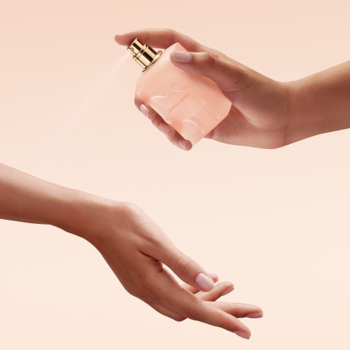 Armani Si Nude Bloom EDP zenski parfem toptaurus.rs 1 Armani Sì Nude Bloom EDP ženski parfem inspirisan ženstvenošću, elegancijom i senzualnošću. zena prska parfem na ruku