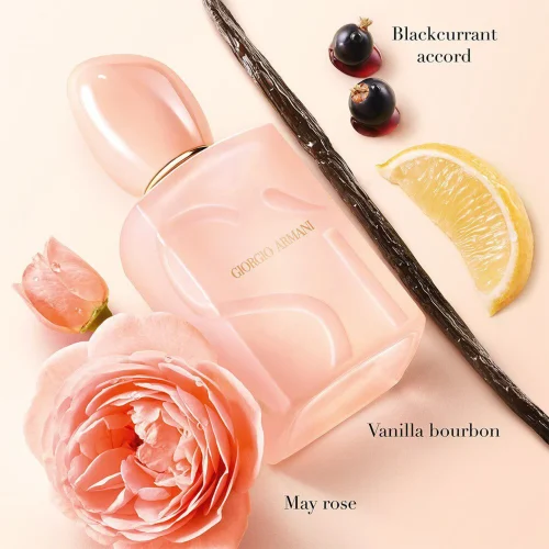 Armani Si Nude Bloom EDP zenski parfem toptaurus.rs 2 Cvetno-voćna kompozicija parfema Armani Sì Nude Bloom sa citrusima, ružom, vanilom i elegantnim drvenastim akordima.