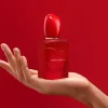 Armani Si Passione Red Bloom EDP ženski parfem inspirisan strašću, ženstvenošću i modernom elegancijom. Slika u ruci zene