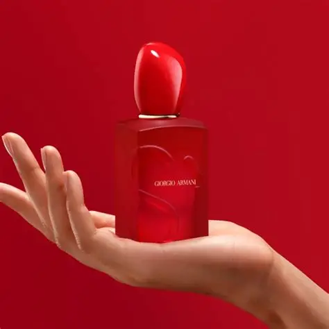 Armani Si Passione Red Bloom EDP ženski parfem inspirisan strašću, ženstvenošću i modernom elegancijom. Slika u ruci zene