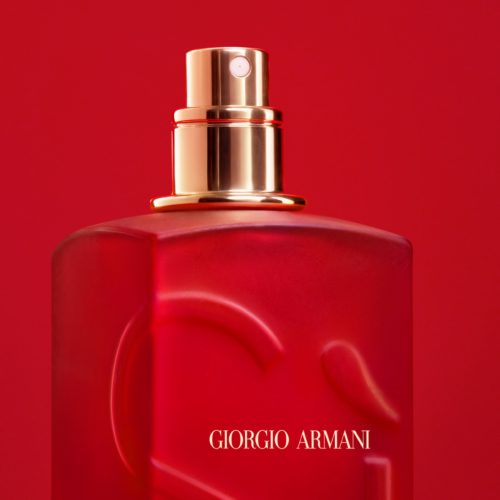 iorgio Armani Sì Passione Red Bloom EDP ženski parfem sa intenzivnom crvenom bojom i luksuznim dizajnom. detalj psrkalice