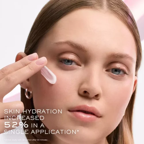 Žena nanosi Lancome Hydra Zen Gel Cream na lice