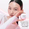Žena sa hidriranom i blistavom kožom nakon nege Lancome Hydra Zen Gel Cream