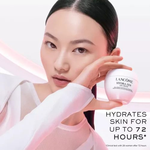 Žena sa hidriranom i blistavom kožom nakon nege Lancome Hydra Zen Gel Cream