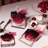 Lancôme La Vie Est Belle Very Cherry parfem sa crnom višnjom ambijentalna slika na stolu