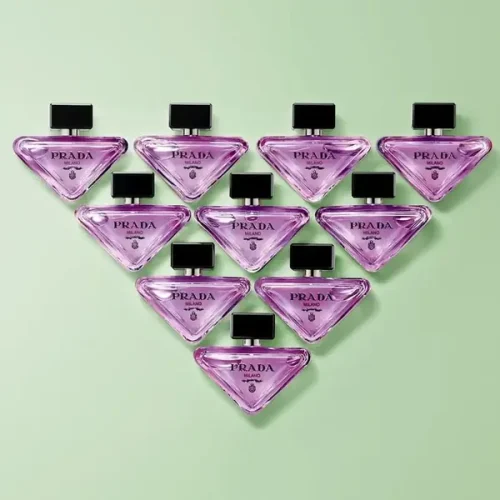 Prada Paradoxe Sweet Chemistry EDP zenski parfem toptaurus.rs Prada Paradoxe Sweet Chemistry parfem sa crnom ribizlom i cvetom narandže, bocice na zelenoj pozadini
