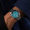 Seiko 5 Sports SRPJ45 narukvica od nerđajućeg čelika na ruci muskarca u teget kosulji