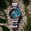 Seiko 5 Sports SRPJ45 bočni profil kućišta i krunica za podešavanje vremena, ambijentalna fotografija