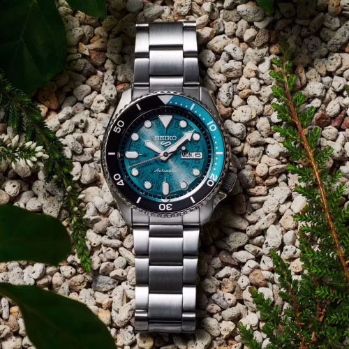 Seiko 5 Sports SRPJ45 bočni profil kućišta i krunica za podešavanje vremena, ambijentalna fotografija