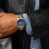 Seiko SRPL77K1 brojčanik sa analognim prikazom vremena, danom i datumom na ruci muskarca u crnoj koznoj jakni