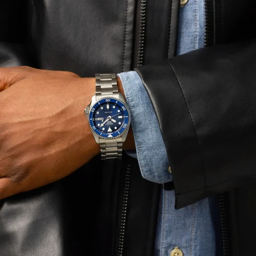 Seiko SRPL77K1 brojčanik sa analognim prikazom vremena, danom i datumom na ruci muskarca u crnoj koznoj jakni