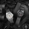 Seiko SSK059K1 GMT zakrivljeno Hardlex staklo i LumiBrite kazaljke, ambijentalna slika sa dvogledom i na crnoj kozi