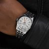 Seiko SSK059K1 GMT brojčanik sa dodatnom kazaljkom za drugu vremensku zonu, prikaz na ruci muskarca u koznoj crnoj jakni